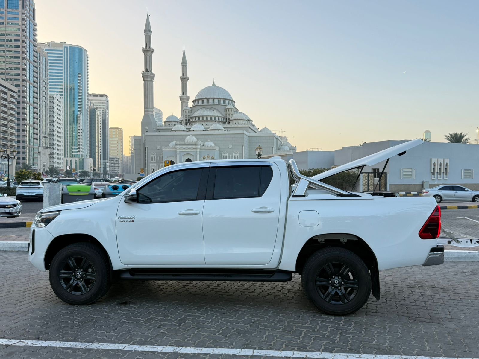 Toyota Hilux SR5 2024 White image